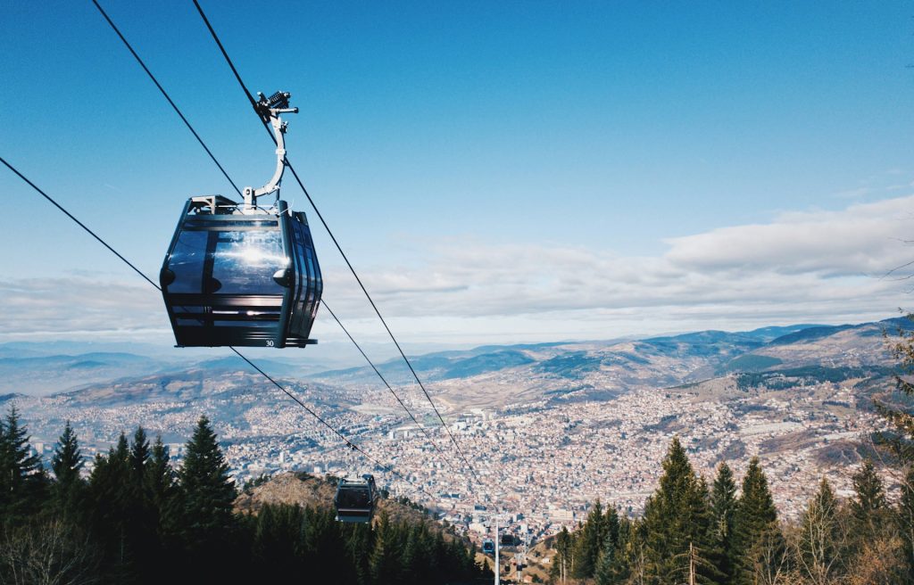 Vista aérea de Sarajevo, cidade anfitriã do Mundial de Veteranos de Judo 2026