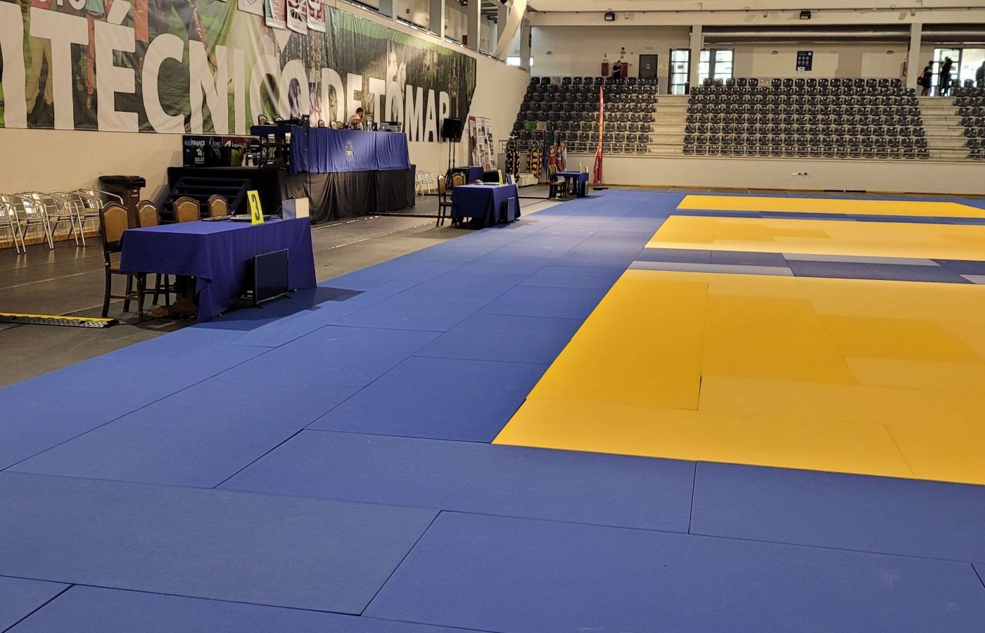 Gonçalo Sousa, voluntário da AJDS, no Estágio Internacional de Judo em Tomar- preparação do espaço para o evento