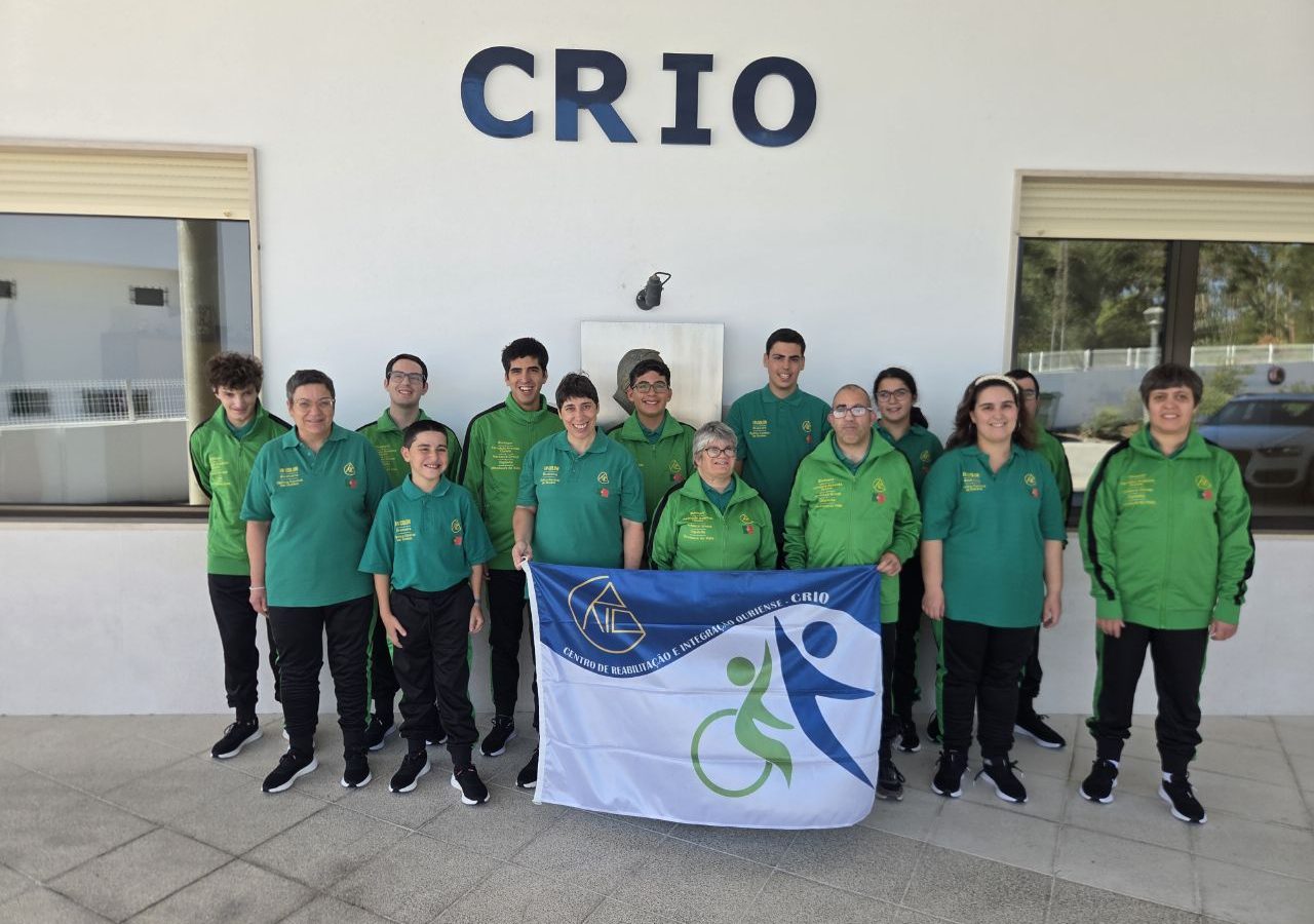 Equipa de Judo Adaptado do CRIO, de Ourém, com a bandeira da instituição