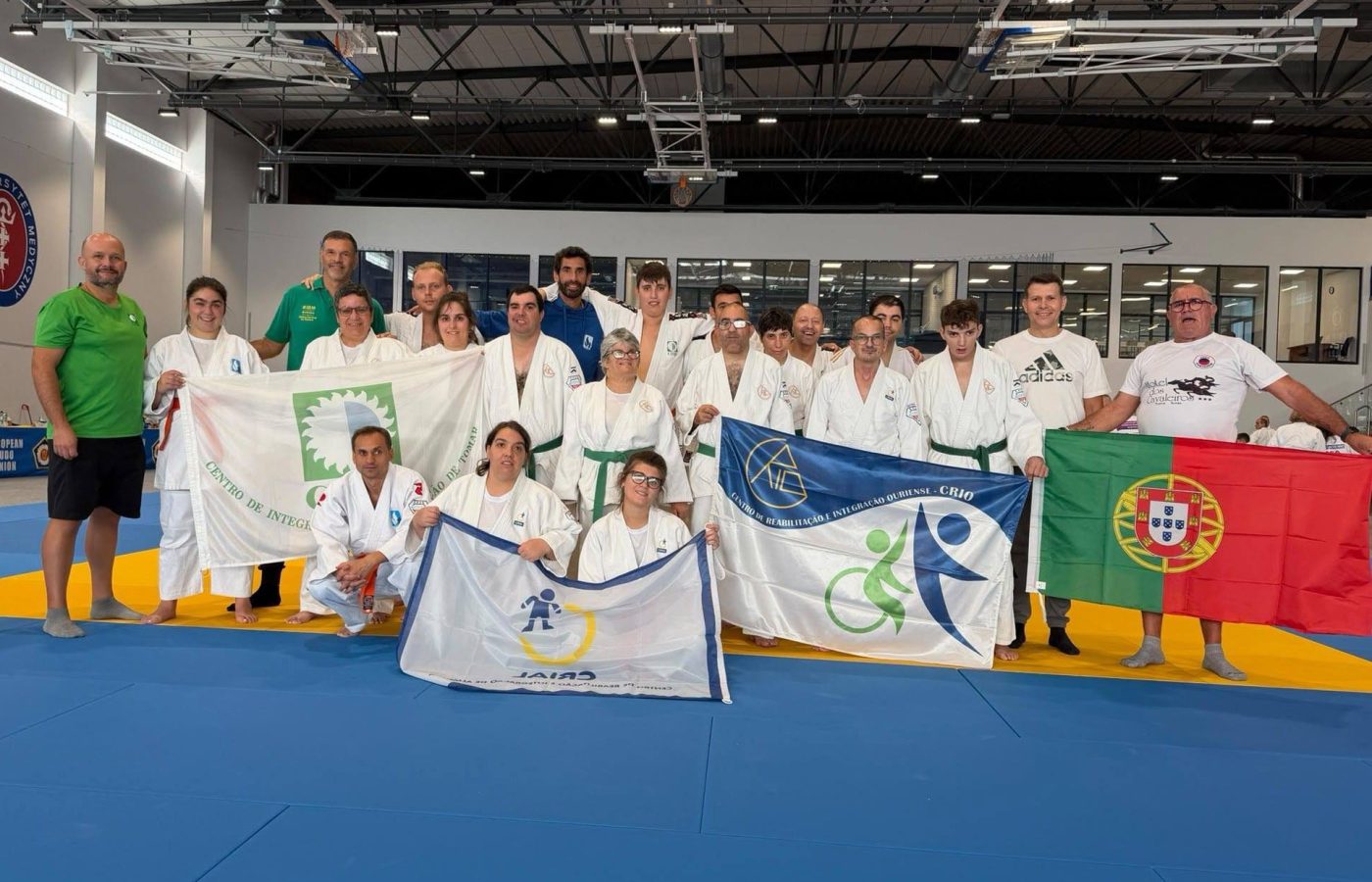 Atletas e treinadores do Judo Adaptado de Santarém com bandeiras em Gdańsk