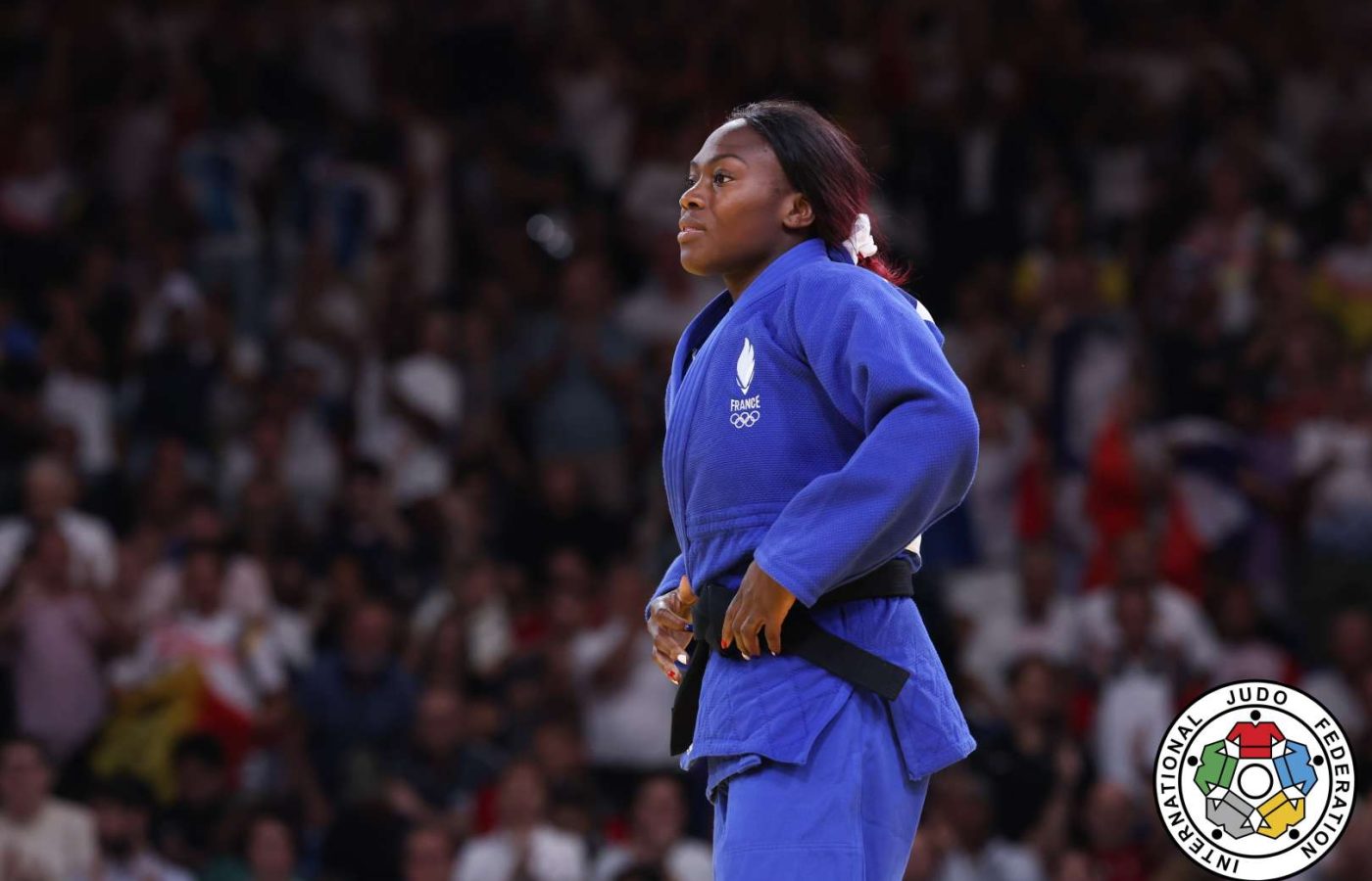 Clarisse Agbégnénou, judoca francesa, de judogi azul, nos Jogos Olímpicos