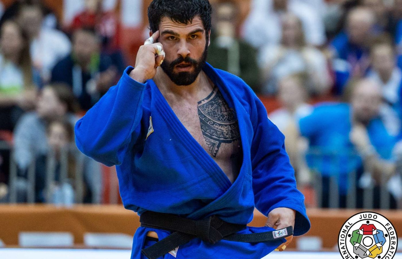 Tato Grigalashvili, judoca georgiano, de judogi azul, antes de um combate