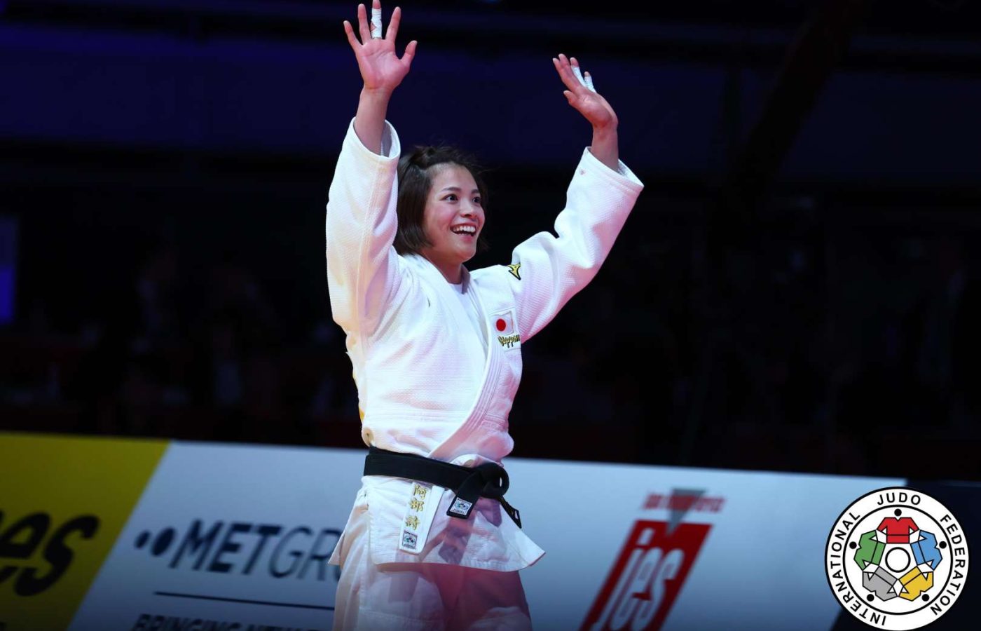 Uta Abe, judoca japonesa, celebra vitória de braços erguidos