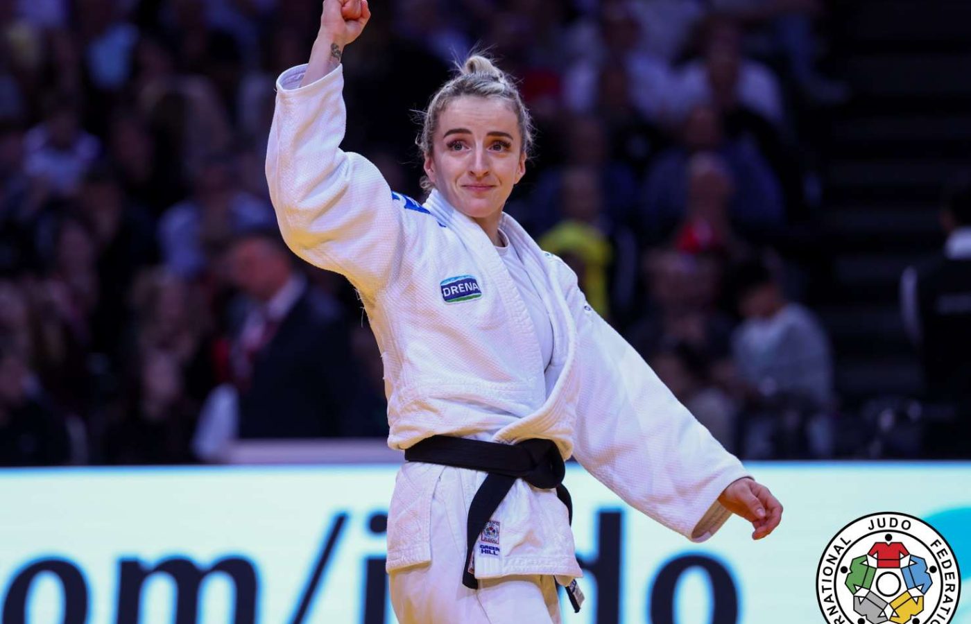 Distria Krasniqi, judoca kosovar, celebra vitória com o punho erguido