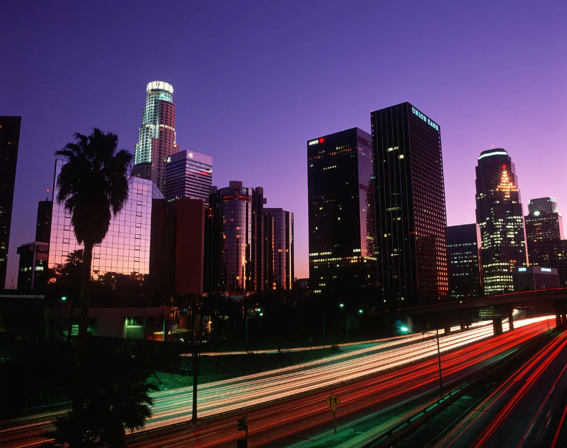 Skyline de Los Angeles ao anoitecer, cidade anfitriã dos Jogos Olímpicos de 2028