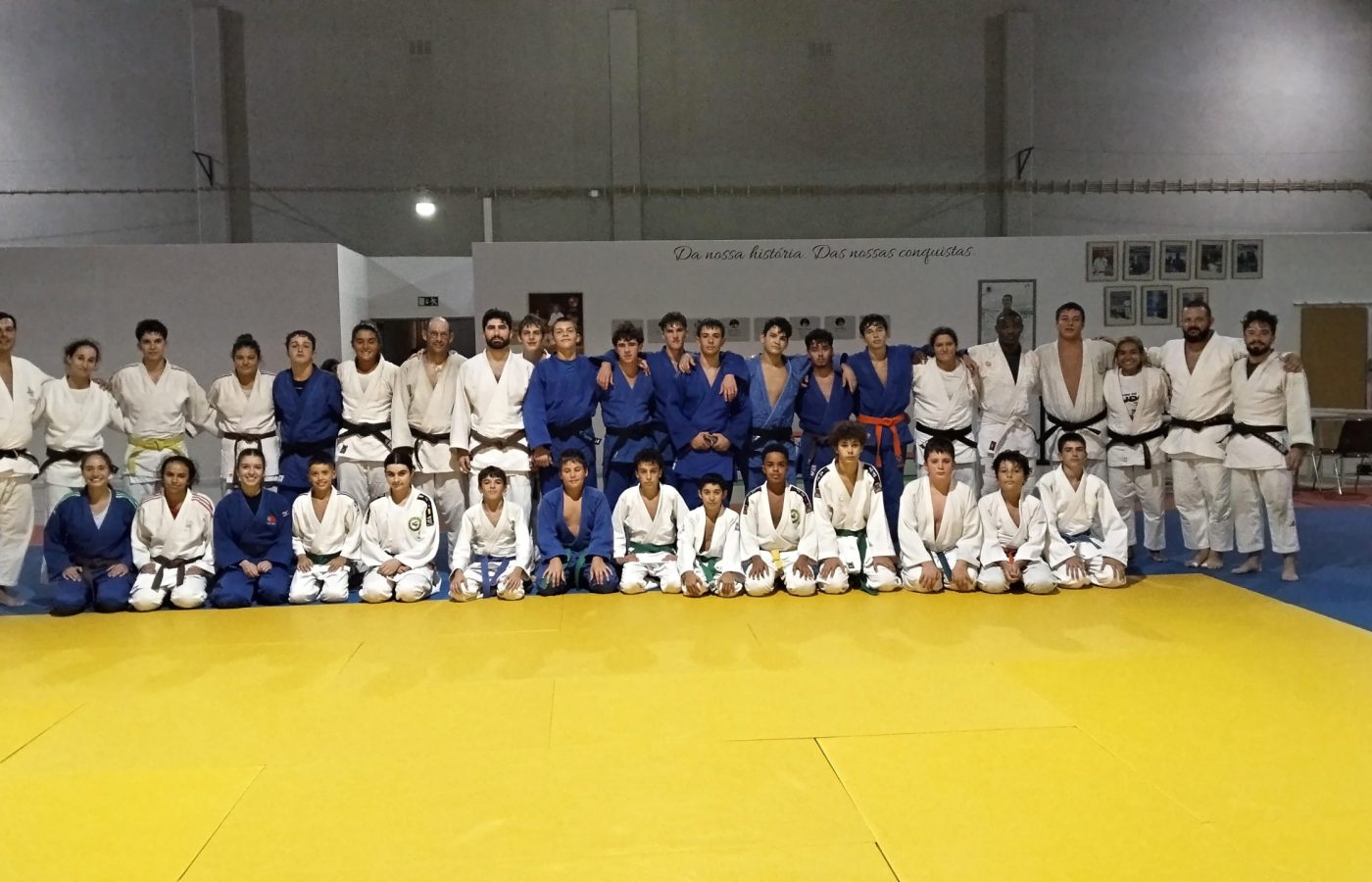Judocas de vários clubes no primeiro Treino Associativo da AJDS, em Torres Novas