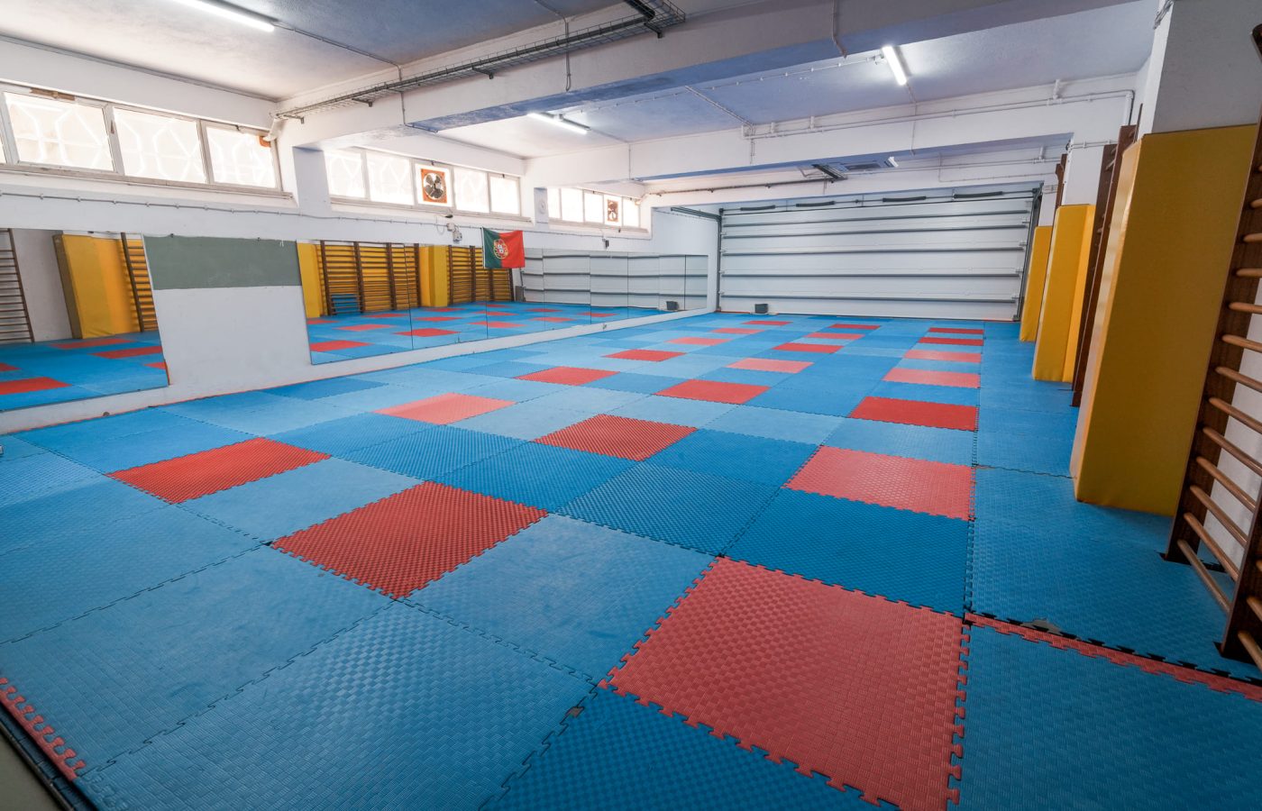 Tatami de um pavilhão de Judo, preparado para competição