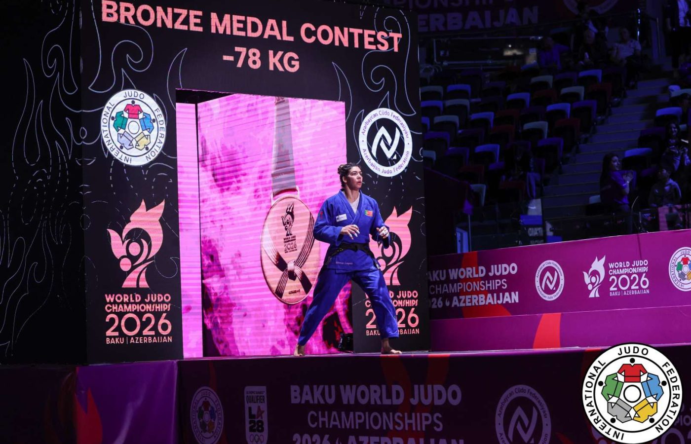 Patrícia Sampaio, de judogi azul, antes do combate pelo bronze no Mundial de Baku