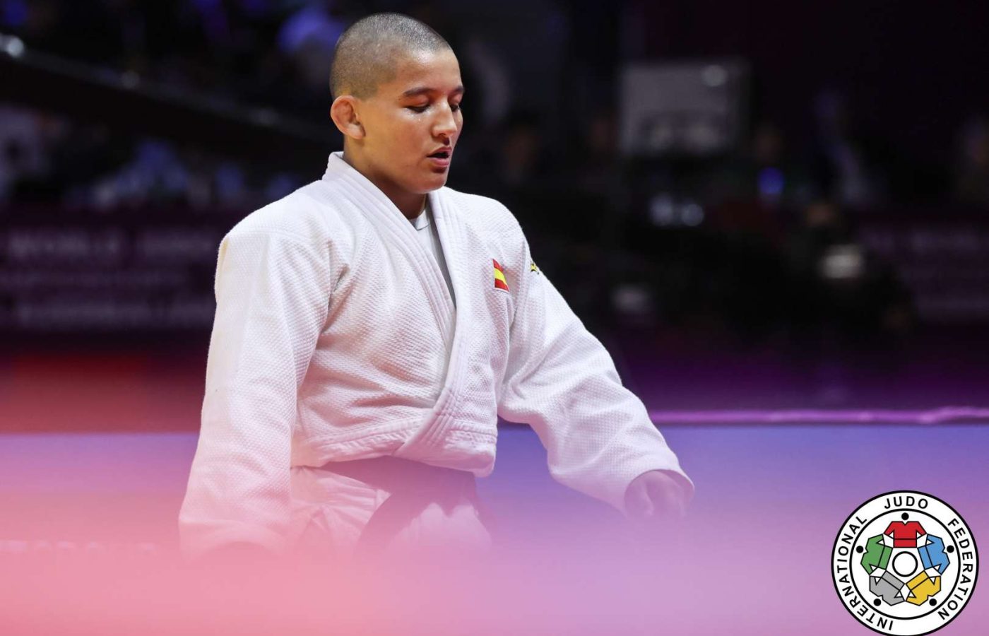 Ai Tsunoda Roustant, de judogi branco com a bandeira de Espanha, na final de -70 kg em Baku