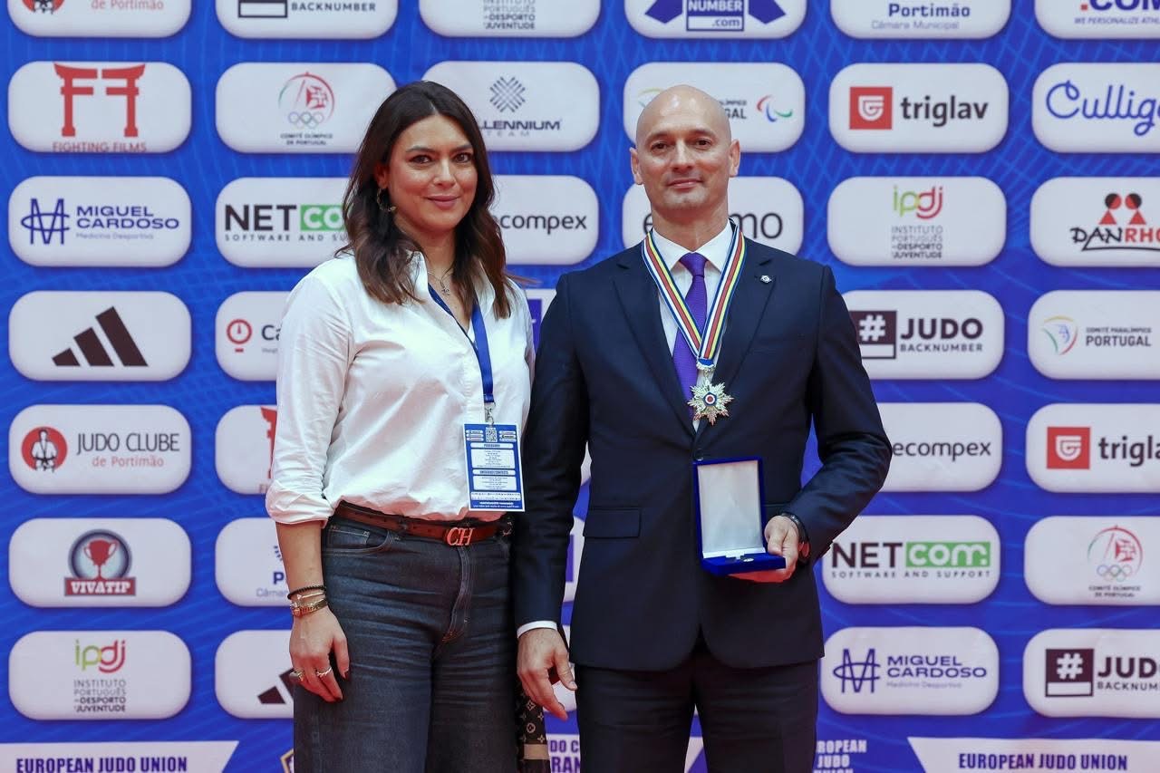 Nuno Carvalho com a medalha da Ordem de Mérito da EJU, ao lado de uma mulher, em Portimão