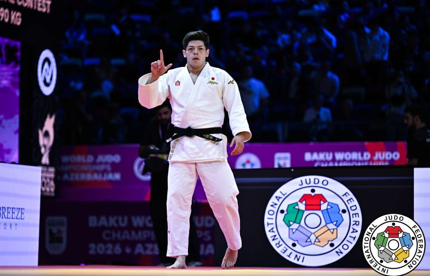 Judoca japonês de judogi branco a entrar para a final de -90 kg do Mundial de Judo de Baku 2026
