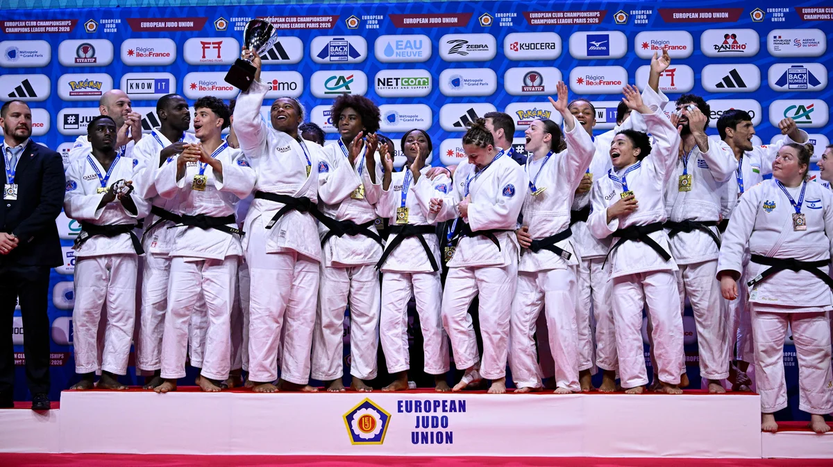 Judocas do PSG a festejar o título da Champions League de Judo 2026, em Paris, com o troféu erguido
