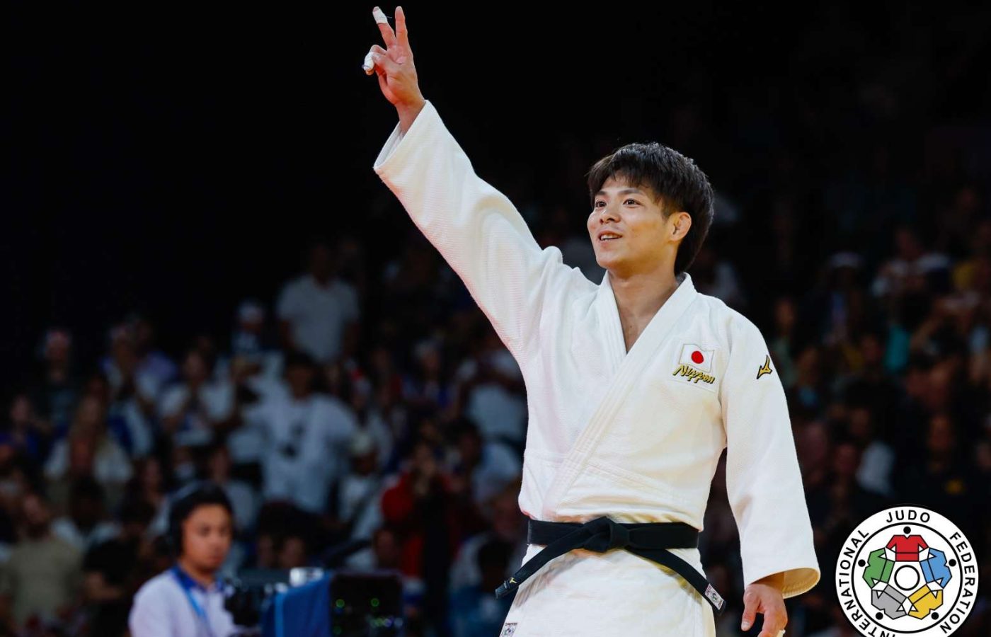 Hifumi Abe, judoca japonês, celebra vitória com o sinal de vitória