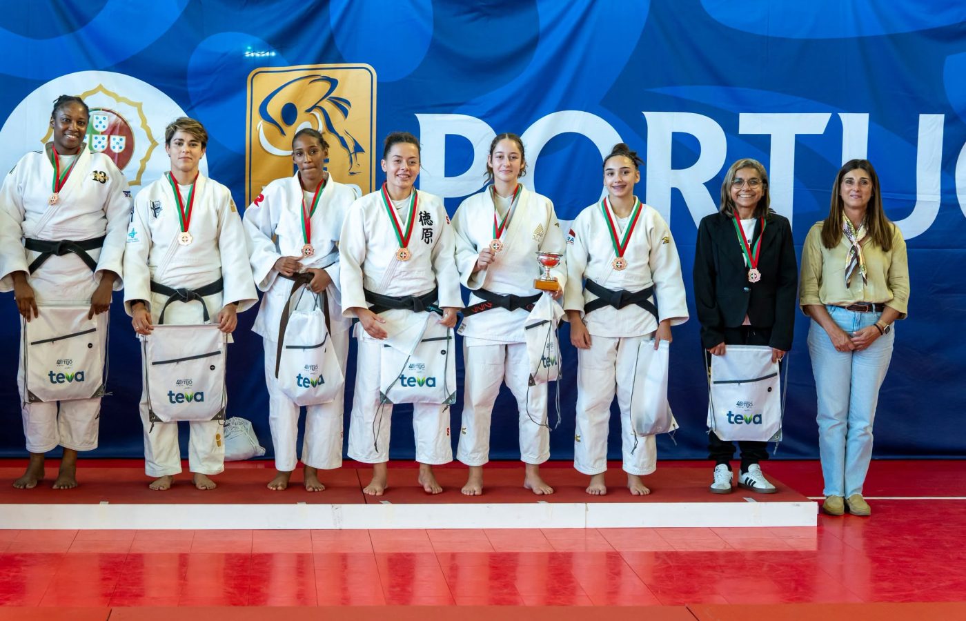 Equipa feminina do JCLD com as medalhas de bronze no Nacional de Equipas Seniores, em Carnaxide