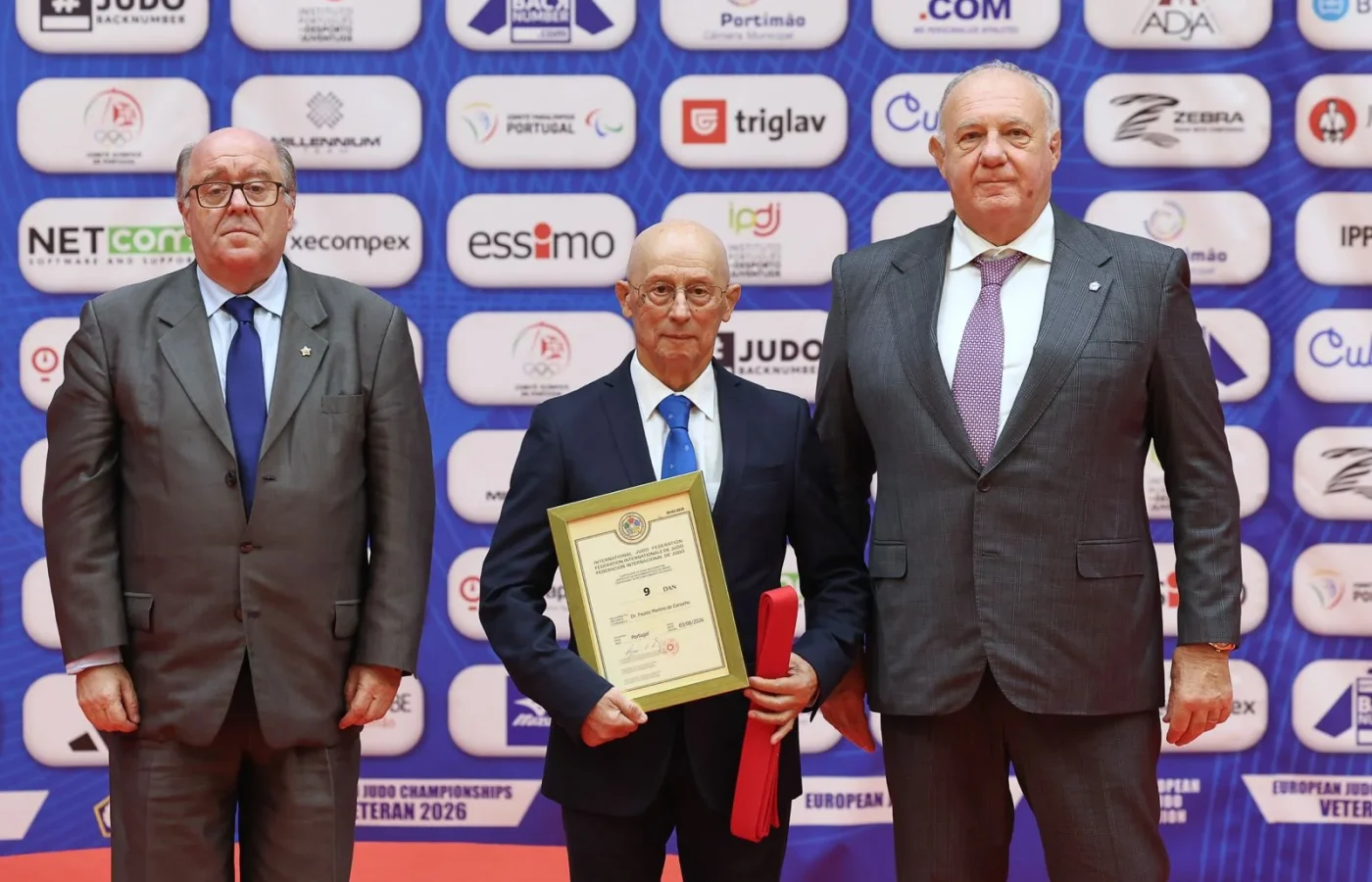 Fausto Martins de Carvalho com o certificado do 9.º Dan, entre os presidentes da EJU e da FPJ